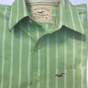 Hollister Men’s L/S casual striped dress shirt sized Small. Single pocket